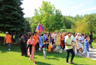 19 Ağustos 2023 'te Kanada, Toronto' da Hindistan ISCON Scarborough festivalinde geçit töreni, 