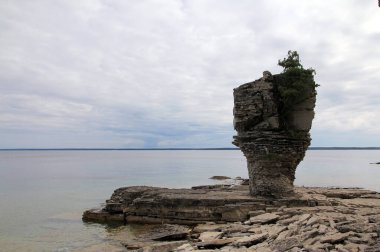 Sahilde göl ve kaya manzarası