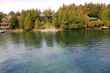 Göl ve adalı yaz manzarası