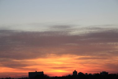 Güneş doğarken gökyüzü doğal arkaplan olarak renkli bulutlu