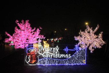 Noel 'de ışıklandırılmış tatil süsü