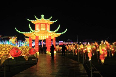 Parkta süsleme olarak aydınlatılmış biblolar