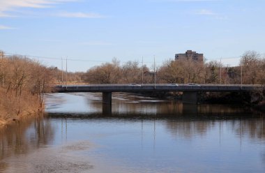Nehir ve köprüyle şehir manzarası