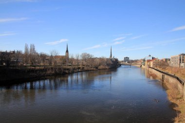 Nehir ve köprüyle şehir manzarası