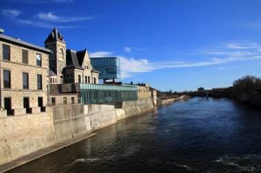 Nehir ve köprüyle şehir manzarası