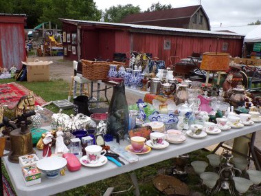 Antika pazarında farklı çalışanlar.