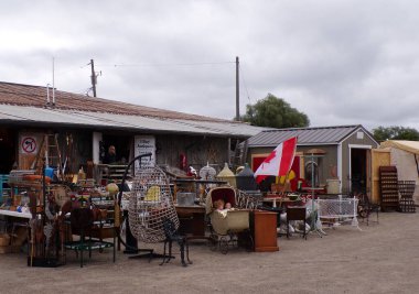 Antika pazarındaki farklı personel.