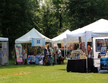 Parkta sanat ve zanaat festivali var.