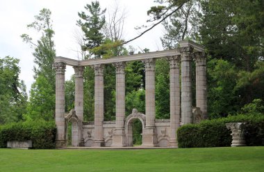 Ağaçlar ve yıkıntılarla dolu yaz parkı manzarası