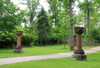Yaz parkı, ağaçlar ve harabelerle dolu.
