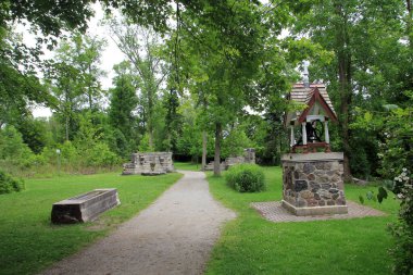 Yaz parkı, ağaçlar ve harabelerle dolu.