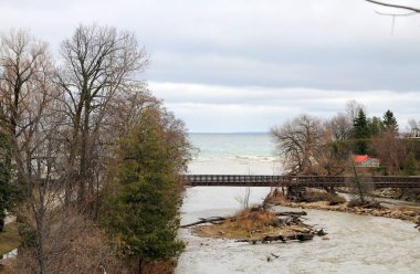 Nehirle sonbahar manzarası