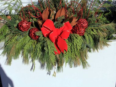 Toplar ve dallarla Noel süslemesi
