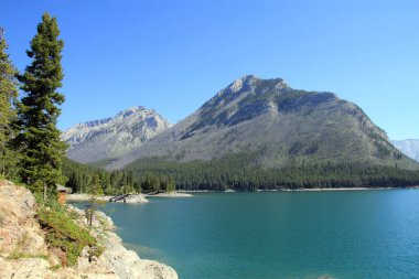 Kanada Alberta 'daki Banff Milli Parkı' nda Minnewanka Gölü