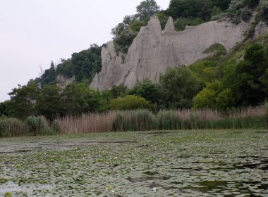 Göl ve kayalıklarla dolu yaz manzarası