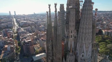 Barselona panoramik hava manzarası, Eixample yerleşim bölgesi binaları ve Mimar Antoni Gaudi tarafından tasarlanmış Sagrada Familia Basilica Katolik Katedrali. Katalonya, İspanya.