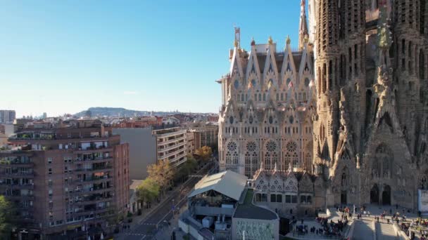 巴塞罗那Eixample居民区 Sagrada Familia Catholic Cathedral 教科文组织世界遗产所在地的空中全景 由艺术家Antoni Gaudi拍摄 西班牙加泰罗尼亚典型的城市广场 — 图库视频影像