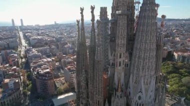 Katalan mimar Antoni Gaudi tarafından tasarlanan Sagrada Familia Katolik Katedrali ile Barcelona City 'nin gökyüzü manzarası, binalarla Eixample yerleşim bölgesinin dönüm noktasıdır. İspanya.