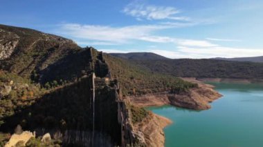 Doğal kaya duvarının panoramik hava aracı görüntüsü Muralla China de Huesca, terk edilmiş köy Finestres 'te, Canyelles rezervuarının kenarında, Katalonya ve Aragon, İspanya sınırında yer alıyor.
