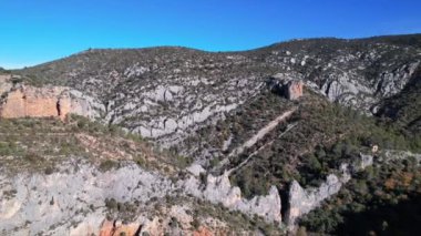 Panorama hava manzaralı insansız hava aracı Finestras yakınlarındaki San Vicente ermitage üzerinde Huesca eyaletindeki ağaçlık tepelerde, Katalonya ile Aragon, İspanya arasındaki sınırda çekildi. 4K video
