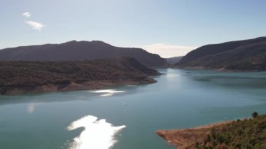 Canyelles rezervuar turkuaz gölü üzerinde panoramik hava aracı uçuşu Huesca ilinde, Katalonya ve Aragon arasındaki sınırda, eşleşmesi zor muhteşem doğal manzara. İspanya. 4K video