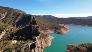 Huesca eyaletinde yer alan Canyelles rezervuarının kıyısındaki Finestras yakınlarındaki inanılmaz keskin kayaların panoramik hava aracı görüntüsü, Katalonya ve Aragon, İspanya sınırı. 4K video