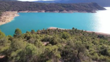 İspanya 'nın Finestras köyü yakınlarındaki Huesca ilinde yer alan muhteşem doğal manzara, Canyelles rezervuar turkuaz gölü üzerinde panoramik hava aracı uçuşu. 4K