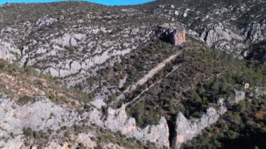 İnsansız hava aracı, Finestras yakınlarındaki ıssız bir köyde San Vicente ermitage civarında ve Huesca 'da bulunan Canyelles rezervuarının kenarındaki orman tepelerinde, Katalonya ve Aragon arasındaki sınırda görüldü. 4K