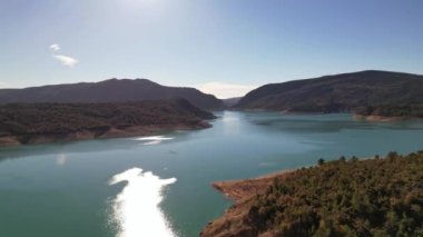 Canyelles rezervuar turkuaz gölü üzerinde uçan insansız hava aracı görüntüsü, Huesca 'da bulunan ve Katalonya ile Aragon sınırı arasında bulunan olağanüstü doğal manzara. 4K