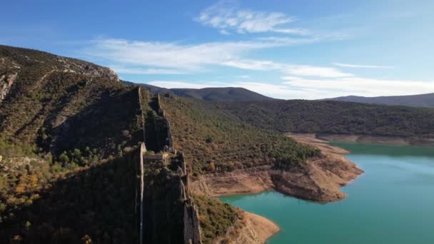 位于西班牙加泰罗尼亚和阿拉贡交界的威斯卡省 是中国在西班牙自然建造的城墙 全景无人驾驶飞机俯瞰着该城墙的自然景观 4K视频 — 图库视频影像
