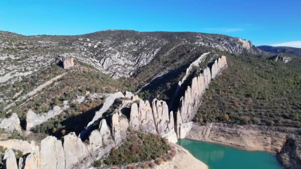 在位于西班牙加泰罗尼亚和阿拉贡边境的Canyelles水库边缘 全景无人驾驶飞机俯瞰着中国威斯卡省菲涅斯特河畔令人惊奇的陡峭岩石 — 图库视频影像