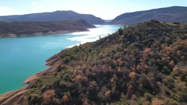 全景空中无人驾驶飞机飞越Canyelles水库绿松石湖 壮观的自然景观难以匹配 位于Huesca省 加泰罗尼亚和阿拉贡交界 Spain 4K视频 — 图库视频影像
