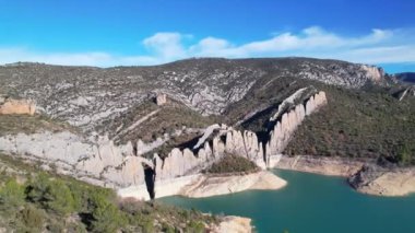İspanya 'nın Huesca eyaletinde, Katalonya ve Aragon, İspanya arasındaki sınırda bulunan, doğası gereği İspanya' da oluşturulan bir Çin duvarı olan Finestres duvarlarının panoramik hava aracı görüntüsü. 4K video