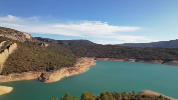 스페인 저수지 가장자리에 놀라운 날으는 장면은 장관이다 — 비디오