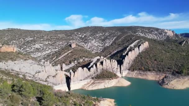 スペインのカタルーニャとアラゴン州の国境 フエスカ州に位置し 自然によってスペインで作成された中国の壁 Finestresの壁の天然記念物のパノラマの空中ドローンビュー 4Kビデオ — ストック動画