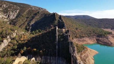 İspanya 'nın Katalonya ve Aragon sınırında yer alan Canyelles rezervuarının kıyısında, Huesca eyaletinin Çin Duvarı' nın keskin kayalarının panoramik hava aracı görüntüsü. 4K