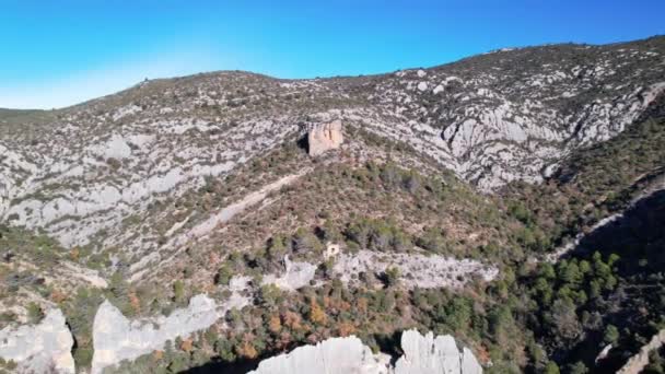 位于西班牙加泰罗尼亚和阿拉贡交界的韦斯卡省Finestras附近无人居住的村庄 无人驾驶飞机俯瞰美丽的森林群山 4K视频 — 图库视频影像