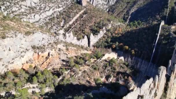 스페인 카탈로니아 아라곤 국경에 수지의 가장자리에 자리잡고 아름다운 파노라마 올려졌다 — 비디오