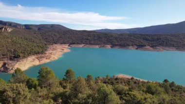 Panorama hava görüntüsü, Canyelles rezervuar turkuaz gölü üzerinde turistleri, Katalonya ve Aragon arasındaki sınırı kapsayan muhteşem doğal manzarayı görüntülüyor. İspanya. 4K video