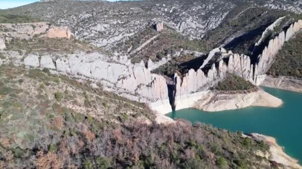 Rundflug Einer Drohne Über Die Natürliche Felswand Muralla China Huesca — Stockvideo