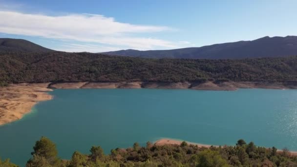 カニエル貯水池の端にある美しい景色の岩壁の形成上に撮影されたパノラマの空中ビュー飛行ドローンターコイズブルーの湖は ユスカ州に位置し カタルーニャとアラゴン州の間の国境 スペイン — ストック動画