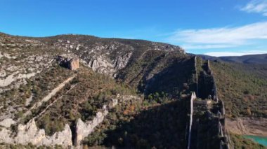 Doğal kaya duvarının panoramik hava aracı görüntüsü Muralla China de Huesca, terk edilmiş köy Finestres 'te, Canyelles rezervuarının kenarında, Katalonya ve Aragon, İspanya sınırında yer alıyor.