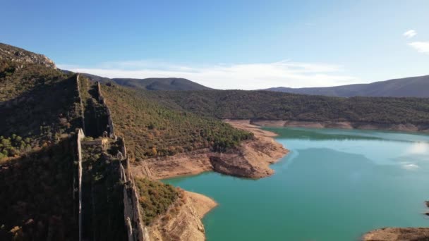 스페인의 카탈로니아와 아라곤의 국경에 수지의 가장자리에 지방에 중국의 Finestres 아름다운 — 비디오
