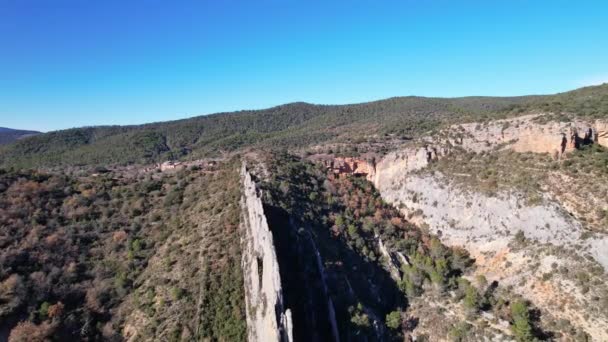 パノラマの空中ビュー飛行ドローンは スペインのカタルーニャとアラゴン州の国境に位置するカニエ貯水池の端にある フエスカ州フィネスの中国の壁の驚くべき鋭利な岩の上に撃たれました — ストック動画