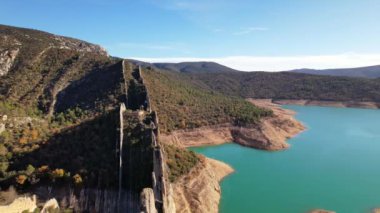 Huesca eyaletinde yer alan Canyelles rezervuarının kıyısındaki Finestras yakınlarındaki inanılmaz keskin kayaların panoramik hava aracı görüntüsü, Katalonya ve Aragon, İspanya sınırı. 4K video