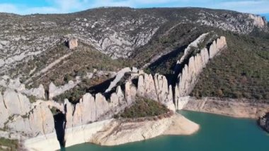 İspanya 'nın Huesca eyaletinde, Katalonya ve Aragon, İspanya arasındaki sınırda bulunan, doğası gereği İspanya' da oluşturulan bir Çin duvarı olan Finestres duvarlarının panoramik hava aracı görüntüsü. 4K video