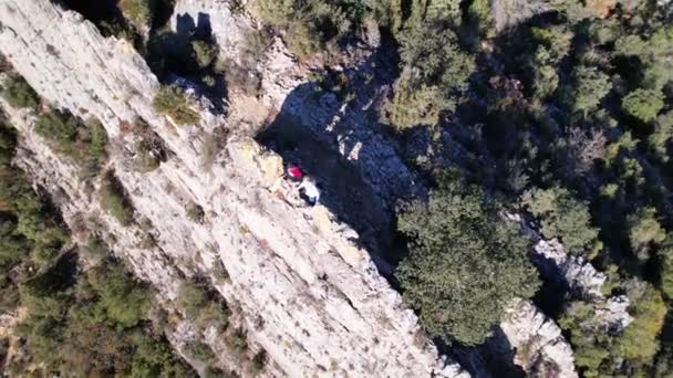 카탈루냐 국경에 에스카 아라곤에는 관광객들을 파노라마의 관광객들의 청록색 호수가 펼쳐져 — 비디오