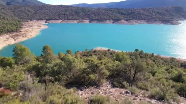 位于加泰罗尼亚和阿拉贡交界的Huesca省Canyelles水库绿松石湖边美丽的风景岩壁形成上 俯瞰全景的无人驾驶飞机飞过 西班牙 — 图库视频影像