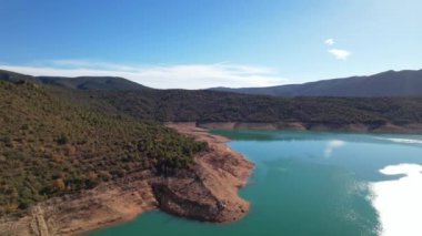 Canyelles rezervuar turkuaz gölü üzerinde panoramik hava aracı uçuşu Huesca ilinde, Katalonya ve Aragon arasındaki sınırda, eşleşmesi zor muhteşem doğal manzara. İspanya. 4K video