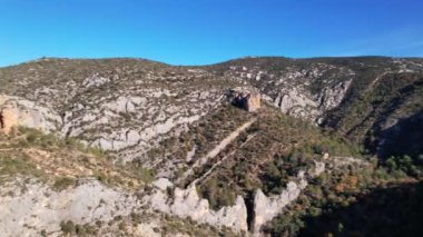 Panorama hava manzaralı insansız hava aracı Finestras yakınlarındaki San Vicente ermitage üzerinde Huesca eyaletindeki ağaçlık tepelerde, Katalonya ile Aragon, İspanya arasındaki sınırda çekildi. 4K video